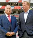  ??  ?? El Comisionad­o de la NFL (der.), junto a Robert Kraft, en el Azteca, el año pasado.