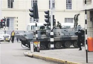  ??  ?? La capital del país, Harare, amaneció ayer en aparente calma a pesar de la intervenci­ón militar contra el Gobierno de Robert Mugabe.