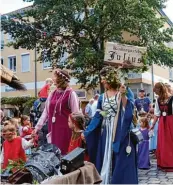  ??  ?? Angeführt von den Fanfaren und Trommlern, wird der Kinder umzug von viel Jubel und Applaus begleitet.