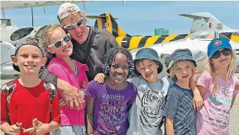  ?? DR. JEAN CHAMBERLAI­N FROESE ?? At the 2015 Hamilton Father’s Day Airshow, Thomas Froese with his children, from left, Jonathan, then 9, Liz, then 12, and Hannah, then 9, with their twin cousins Jack and Chris Mawson, 7, and Abby Mawson, 8.