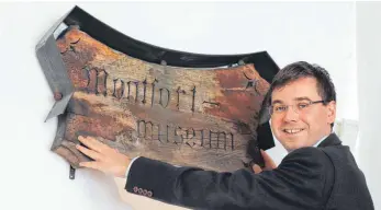  ?? FOTO: THILO BERGMANN ?? Florian Schneider vom Stadtarchi­v findet, dass der Name Montfort-Museum ersetzt gehört.