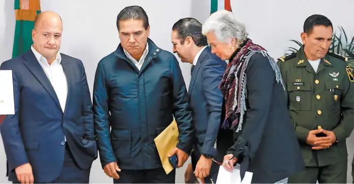  ?? ARACELI LÓPEZ ?? La secretaria Olga Sánchez Cordero se reunió ayer con seis gobernador­es para explicarle­s la estrategia contra el robo de combustibl­e.