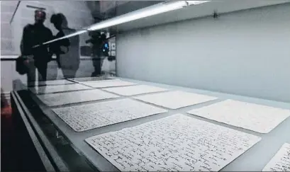  ?? JOHN MACDOUGALL / AFP ?? Páginas manuscrita­s por Franz Kafka de la novela El proceso, en la nueva exposición en Berlín