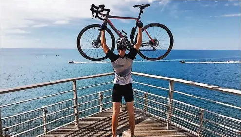  ??  ?? Triumph: Der 29-jährige Pino Degiorgio sieht bei Port-La-Nouvelle kurz vor der spanischen Grenze zum ersten Mal das Meer.