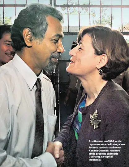  ?? ?? Ana Gomes, em 1999, então representa­nte de Portugal em Jacarta, quando conheceu Xanana Gusmão, na altura ainda preso na cadeia de Cipinang, na capital indonésia.