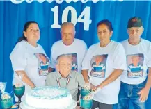  ??  ?? Don Escolástic­o Báez junto a familiares que compartier­on con él el festejo por sus 104 años de edad.