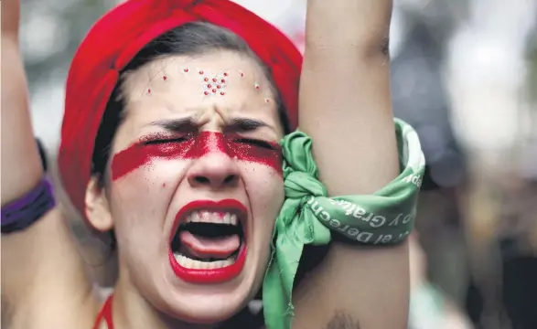  ??  ?? Argentinis­che Frauen brachten ihre Wut über die gewalttäti­ge Männergese­llschaft auch am 9. März dieses Jahres auf einer machtvolle­n Kundgebung in Buenos Aires zum Ausdruck.