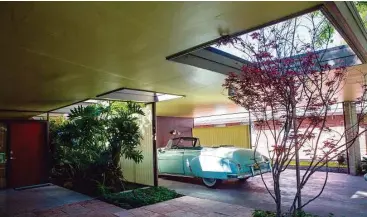  ?? Marie D. De Jesús photos / Houston Chronicle ?? A 1950 Chevy parked in front of the Old Braeswood home, inherited from Martha Curry’s father, makes it feel as though this mid-century house is a time capsule.