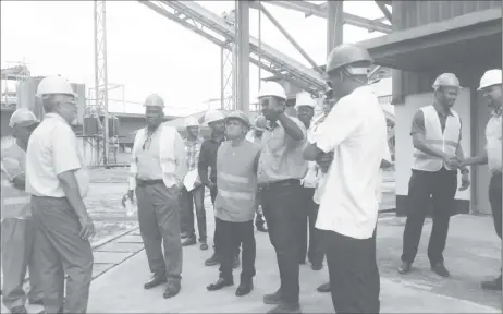  ??  ?? Officials touring the plant