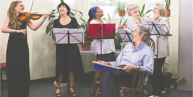  ?? ANNIK MH DE CARUFEL LE DEVOIR ?? «J’avais envie que ce soit comme si les spectateur­s allaient visiter leurs parents ou grands-parents», souligne Pénélope Bourque. De gauche à droite, on aperçoit la violoniste Geneviève Clermont, Dorothée Berryman, Mireille Metellus, Béatrice Picard,...