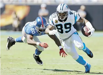  ??  ?? STEVE SMITH, de los Panthers de Carolina, se escapa de Prince Amukamara, de los Giants de Nueva York.