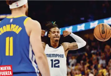  ?? AP ?? NUEVA
FUERZA
Ja Morant hace un símbolo de fuerza durante una estancia el domingo. En eso se ha convertido él: en una fuerza en la liga que amenaza con probarse ante los Warriors.