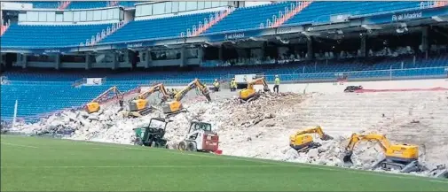  ??  ?? FOTO ACTUAL. Las máquinas están trabajando estos días en la Grada Baja y Alta del Fondo Sur, donde se ubicará la Grada de Animación.