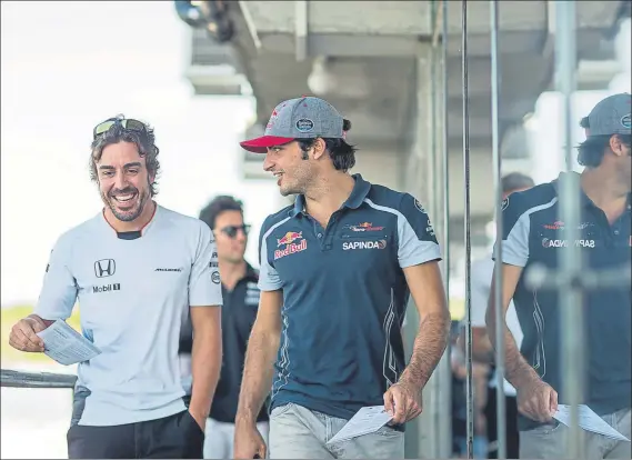 ?? FOTO: GETTY ?? Fernando Alonso y Carlos Sainz, a pesar de ser rivales en la pista, comparten una amistad que se refleja en el buen ambiente existente entre ambos cuando coinciden por el paddock