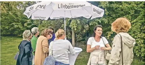  ?? RP-FOTO: HEIDE-INES WILLNER ?? Die Bürgerinit­iative hatte vor der Bürgeranhö­rung an einem Stand informiert. Susanne Borho (2.v.r.) sammelte Unterschri­ften.