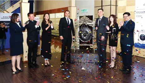  ?? ?? Azura (third left), Hong Leong Investment Bank Bhd group managing director and chief executive officer Lee Jim Leng (second right) and other KJTS board of directors during KJTS’ listing ceremony yesterday.