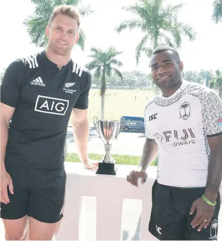  ?? Photo: Ronald Kumar ?? All Blacks 7s Captain Scott Curry and Fiji Airways Fijian 7s captain Seremaia Tuwai with Oceania Sevens trophy at the Grand Pacific Hotel on November 8, 2017.