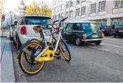  ?? Fotos: Christian Gall ?? In München sieht man Obikes meist nicht im Straßenver­kehr, sondern vernachläs­sigt neben Wegen liegen.