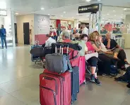  ??  ?? I passaggeri in attesa ieri all’aeroporto di Firenze
