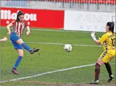  ??  ?? EL GOL. Laura Fernández marcando el único tanto del partido.