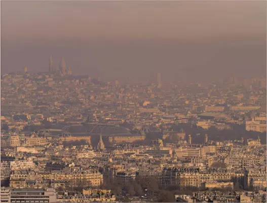  ??  ?? Paris se classerait en 4e position des villes où l’air est le plus pollué, derrière Madrid (Espagne), Anvers (Belgique) et Turin (Italie).