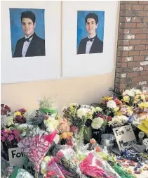  ?? PINE CREST SCHOOL/COURTESY ?? Students at Pine Crest School created a memorial Wednesday for seniors Barrett Riley, left, and Edgar Monserratt Martinez on the Fort Lauderdale campus.