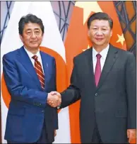  ??  ?? 日本首相安倍晉三（左）邀請中國國家主席習近­平訪日，圖為兩人11日在越南­峴港合影。（新華社）