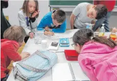  ?? FOTO: PR ?? Die Kinder müssen bei manchen Experiment­en genau hinschauen.