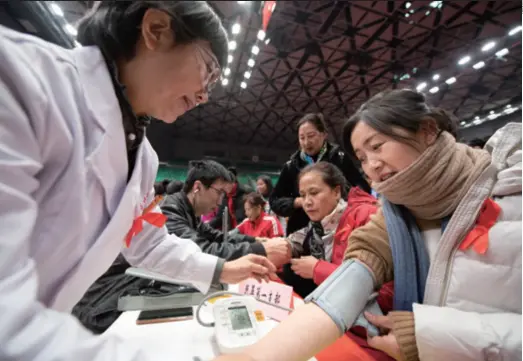  ??  ?? Medical staff provide free tests for local residents at an HIV/AIDS awareness event in Taiyuan, capital city of Shanxi Province, on November 29