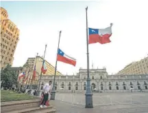  ?? / AGENCIAUNO ?? La Moneda con sus banderas a media asta ya en la tarde de ayer, en homenaje a Sebastián Piñera.