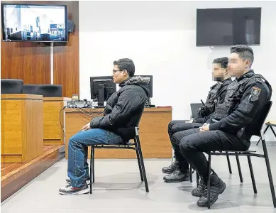  ?? OLIVER DUCH ?? Un momento del juicio contra Brahian Alejandro L, ayer en la Audiencia de Zaragoza.