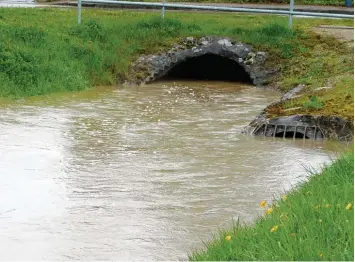  ?? Fotos: Alfred Winkler ?? Der Durchlauf an der Oettinger Goethestra­ße im Juni 2017 nach einem starken Regen, wie ein Anwohner sagt. Das Landratsam­t, beziehungs­weise das Wasserwirt­schaftsamt, hat Bedenken der Anwohner, dass sich die Hochwasser­situation durch das neue Bau gebiet...