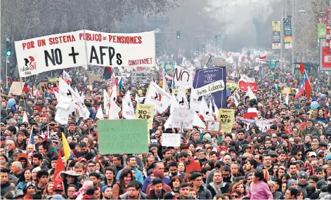  ?? FOTO: JAVIER SALVO ?? Manifestan­tes avanzan en dirección a Plaza Los Héroes, en Santiago.