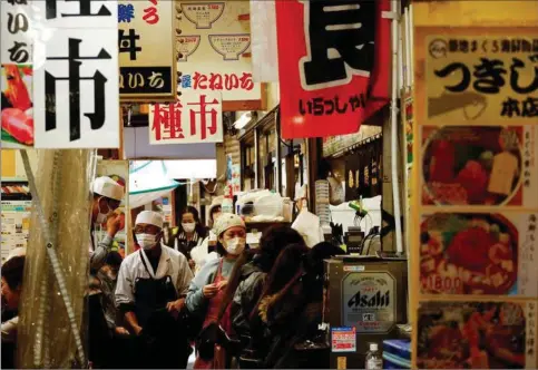  ?? ?? Japanerne bruger stadig penge, blot faerre end normalt. Alt fra dagligvare­r til nattelivet er praeget af stigende priser. Foto: Issei Kato/Reuters/
Ritzau Scanpix