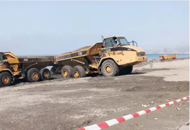  ?? Foto: Rathaus ?? Tonnenweis­e Sand schaffen die Lastkraftw­agen an die Strände Granada und Poniente.