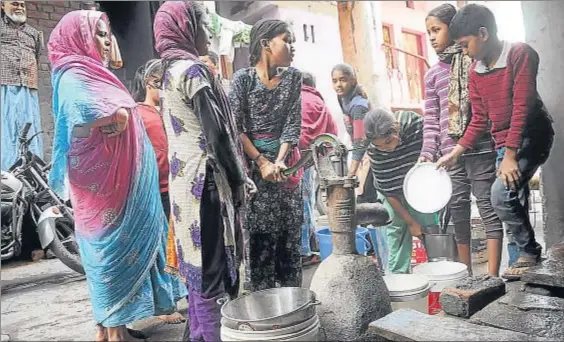  ?? STR / EFE ?? La fuente. Colas para llenar cubos de agua potable en Nueva Delhi, donde el ejército ha tenido que intervenir para
garantizar el suministro