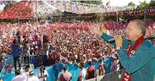  ?? Foto: Getty ?? Gibt alles im Schlussspu­rt: Präsident Recep Tayyip Erdogan vor Anhängern seiner AKP in Gaziantep im Südosten der Türkei.