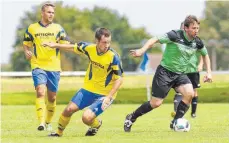  ?? FOTO: THOMAS WARNACK ?? Der SV Uttenweile­r präsentier­t sich mit verjüngter Mannschaft und in neuen gelben Trikots beim Federseepo­kal im Spiel gegen Eintracht Seekirch (rechts Reinhold Figel)