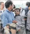  ??  ?? Escenas. Uno de los menores herido por el ataque aéreo en Saada.