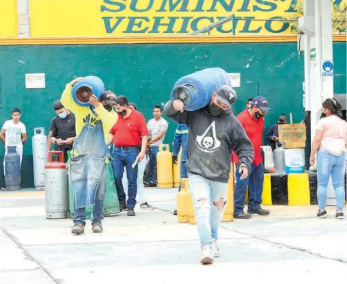  ?? FEDERICO XOLOCOTZI ?? Los habitantes de Iztapalapa se formaron en el centro de recarga de Rojo Gómez para cargar sus cilindros