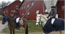 ?? Bild: Privat ?? Alicia Johansson på Alicia J (vit ponny) vann Vänersborg­s KM för privatponn­y, tvåa kom Emma Sjöling på Svanegaard­ens Maccoy (brun ponny).