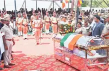  ?? M.A. SRIRAM ?? Former Minister V. Srinivas Prasad’s last rites being performed at Dr. B.R. Ambedkar Cultural Trust in Mysuru on Tuesday.