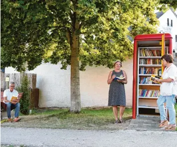  ?? Foto: Ursula Puschak ?? Freuen sich über Bonstetten­s Bücherschr­ank und die gemütliche Liege: (von links) Bürgermeis­ter Anton Gleich auf der Liege, Gemeinderä­tin Petra Zinnert Fassl und Gemeinderä­tin Ursula Puschak.