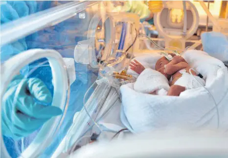  ?? SYMBOLFOTO: BRITTA PEDERSEN/DPA ?? Ein zu früh geborenes Baby liegt in einem Inkubator. Speziell geschultes Pflegepers­onal ist knapp, weshalb Ravensburg enger mit Friedrichs­hafen zusammenar­beiten will.