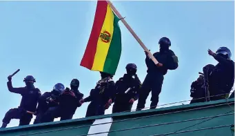  ?? DANIEL JAMES ?? Policías en el techo de la UTOP durante los conflictos de noviembre de 2019.