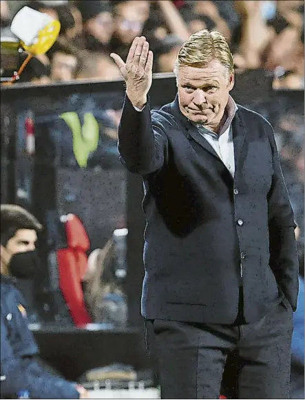  ?? FOTO: EFE ?? El último partido de Koeman, en Vallecas El holandés fue destituido tras la derrota de ayer ante el Rayo Vallecano