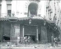  ??  ?? ESCENAS. El dictador Uriburu, ya instalado, con damas de la sociedad. El tiroteo en el Congreso y sus consecuenc­ias en la tradiciona­l confitería El Molino. Francotira­dores en la Rosada con los golpistas ya en ella.