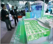  ?? CHEN XIAOGEN / FOR CHINA DAILY ?? A visitor learns about China’s third-generation nuclear technology at an exhibition in Beijing on April 29.