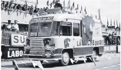  ?? La Vache qui rit ?? Una vieja imagen de las primeras caravanas publicitar­ias de la ronda francesa.