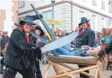  ??  ?? Die Zimmermänn­er der Dreizipfel­ritter Großschöna­ch treiben Schabernac­k.